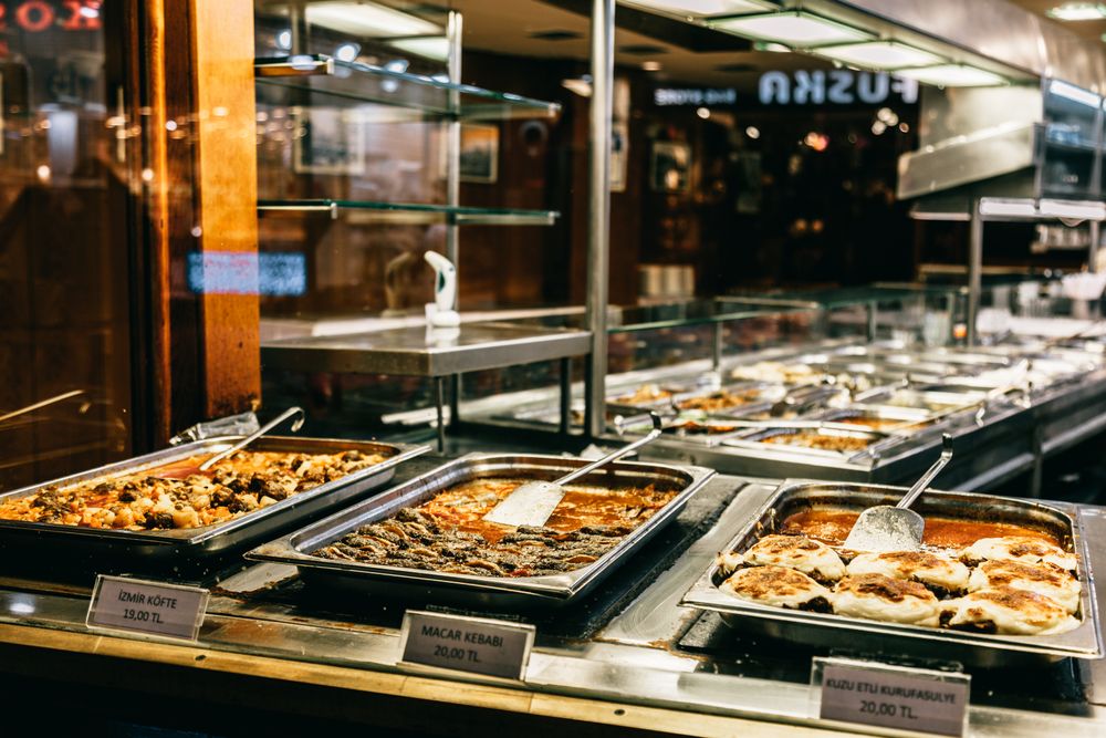 Linha de buffet self-service por quilo em restaurante